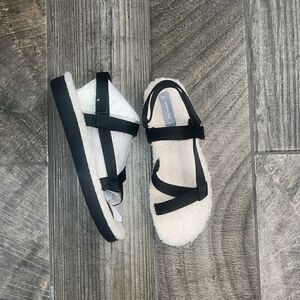 Nwt Everlane black faux fur lined sandals
